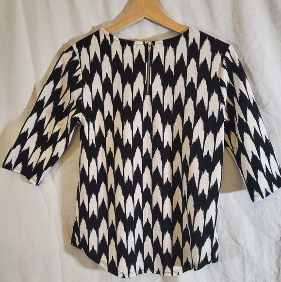Casual Couture Black & White Arrow Patterned Zip Back Shirt | Size Small - Picture 2 of 9